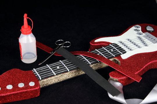guitarra rock roja hecha con cartón y goma EVA en fondo negro Stock Photo |  Adobe Stock
