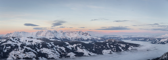 Abendrot nach dem Sonnenuntergang mit Blick auf das Gebirge Wilder Kaiser