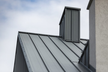 Komin na dachu budynku © Leszek