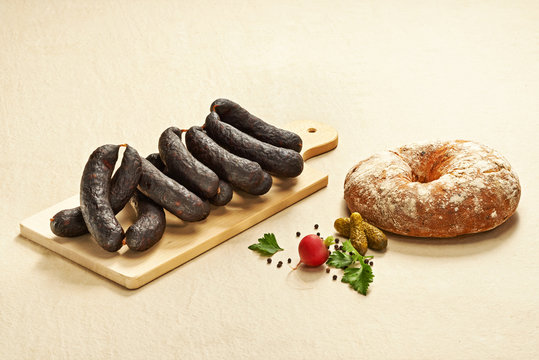 Pfefferschwarze, pork sausages on chopping board