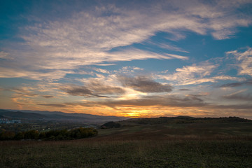 Fototapeta na wymiar Romantic, bright and colorful sunset over a mountain range in Transilvania. Beautiful, colorful autumn background