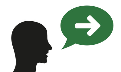 Person spricht von Pfeil rechts