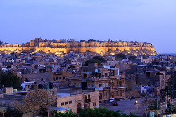 Fototapeta na wymiar Jaisalmer, forteresse a l'heure bleu