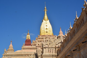 Fototapeta premium Turist at the Ananda Phaya pagoda, Myanmar