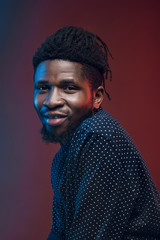 Obraz premium happy african american man looking at camera isolated on burgundy