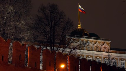 Naklejka premium Waving flag of Russia above the Moscow Kremlin at night