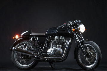 Fototapeta premium Motorrad caferacer im studio vor schwarzem hintergrund