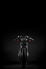 Caferacer Motorrad Royal Entfielt vor dunklem Hintergrund im studio aufgenommen