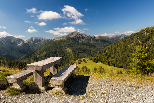 Holzbank mit Fernblick auf die Alpen Österreich Perspektive