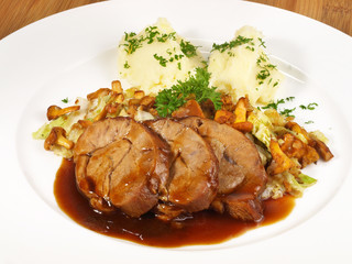 Scheiben von der geschmorten Kalbshaxe mit Kartoffelpürree