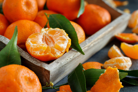 Mandarins with leaves in a box