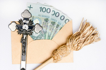 Fototapeta Kropidło, krzyż i koperta z ofiarą pieniężną - chodzenie po kolędzie.  obraz