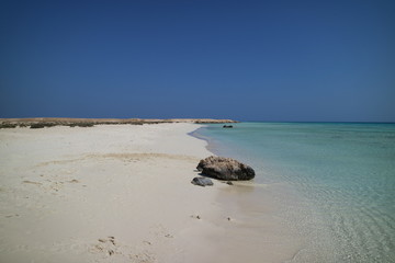 Weißer Strand von Sharm el Luli bei Marsa Alam in Ägypten am Roten Meer