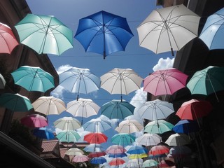Fototapeta na wymiar Regenschirme im blauen Himmel, Port Louis, Mauritius