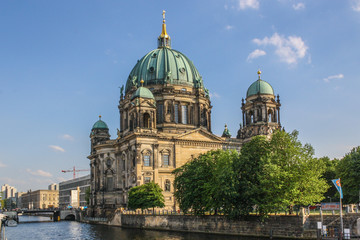 Fototapeta na wymiar Berliner cathedral seen from across the spree