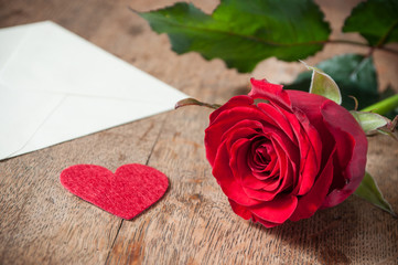composition st valentin sur table en bois