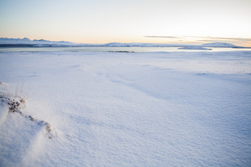 Fototapeta na wymiar Schneelandschaft mit See
