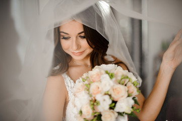 Naklejka premium Beautiful bride with stylish make-up in white dress
