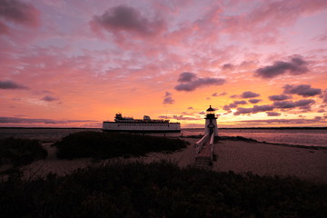 Fototapeta na wymiar Brant Point lighthouse...ferry going by