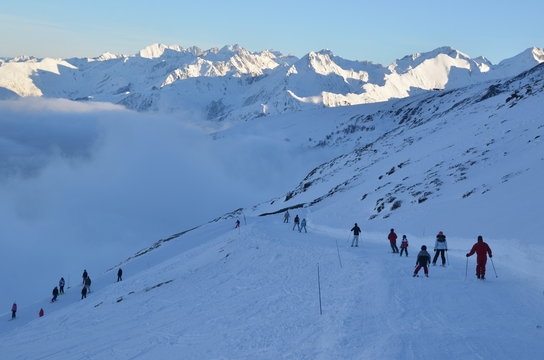 Skieurs descendant une piste &eacute;troite d'une station des Pyr&eacute;n&eacute;es fran&ccedil;aises