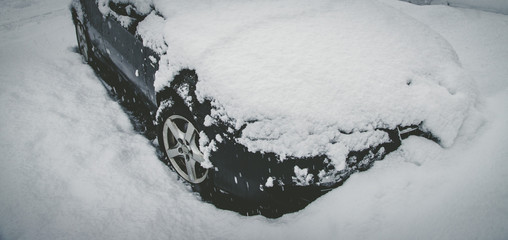 Eingeschneites Auto im Winter, Breitbild