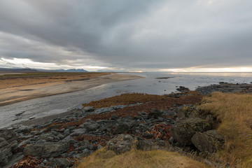 tief hängende Wolken über einer Bucht auf Island