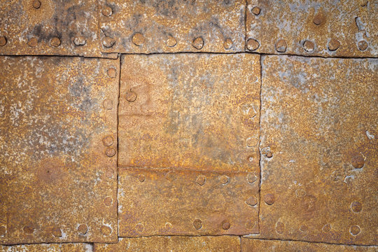 Rostige Blechplatten mit Nieten als Hintergrund