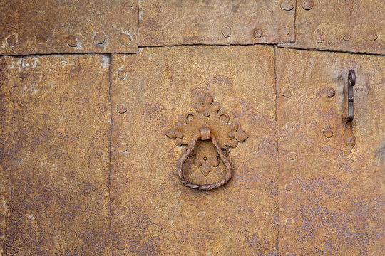 Rostige Blechplatten mit Nieten und T&uuml;rgriff als Hintergrund