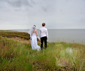 wedding couple strolling in nature
