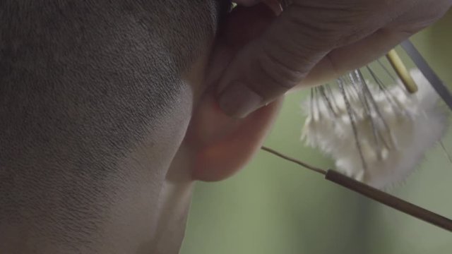 Ear cleaning in a Chengdu cafe