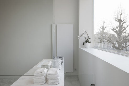 minimalist bathroom