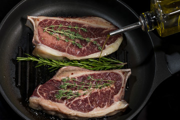 стейк из мраморного мяса с розмарином в сковородке - гриль 