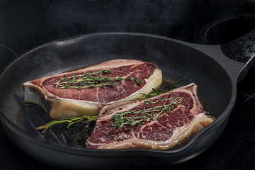 стейк из мраморного мяса с розмарином в сковородке - гриль 