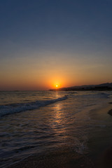 Blick auf die untergehende Sonne am wunderschönen Meer von Kreta