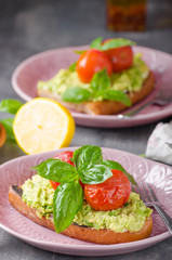 Avocado spread bread with baked tomato