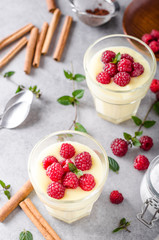 Vannila berries pudding