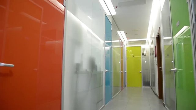 corridoio con vetrate trasparenti e colorate