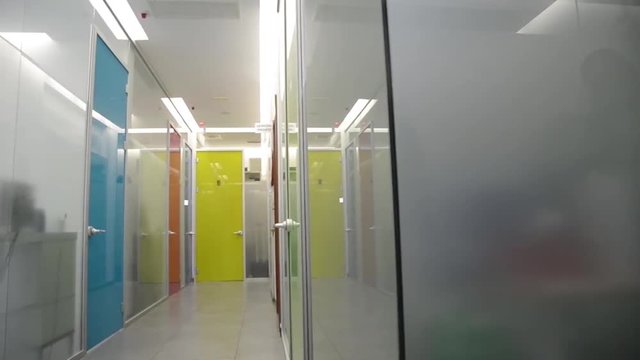 corridoio con vetrate trasparenti e colorate