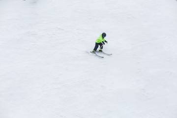 Fototapeta na wymiar The child is skiing alone.