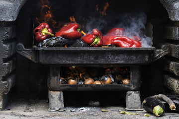 Gegrilltes Gemüse mit Paprika Zwiebeln und Aubergine im Steinofen