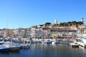 Fototapeta na wymiar Vieux port de Cannes et le village historique du Suquet, Cote d’Azur, France 
