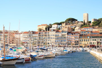 Fototapeta na wymiar Vieux port de Cannes et le village historique du Suquet, Cote d’Azur, France 