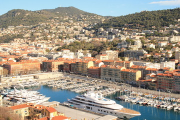 Vue sur le port de Nice depuis la colline du château, cote d’Azur, France
