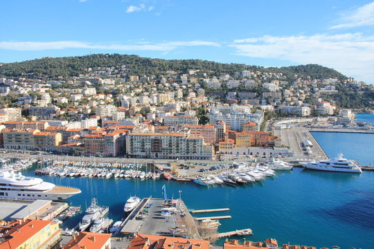 Vue sur le port de Nice depuis la colline du château, cote d’Azur, France
