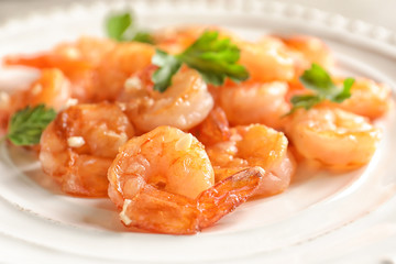 Plate with delicious fried shrimps and chopped garlic, closeup