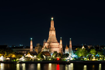 Naklejka premium Night view of Wat Arun temple and Chao Phraya River, Bangkok, Thailand