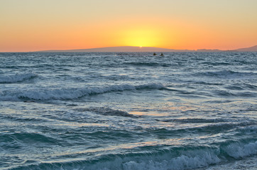 Fototapeta premium Golden sunset and ocean horizon