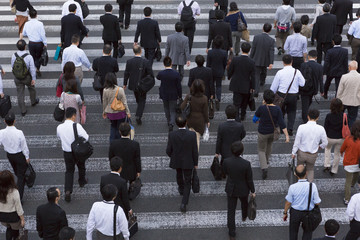 横断歩道を渡るサラリーマン