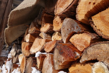 薪小屋に積まれた薪