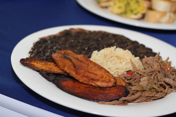 pabellon criollo venezolano caraota carne arroz y tajada